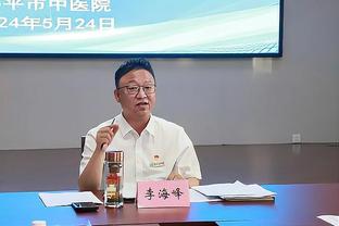 黄曼巴！布兰登-罗伊现身开拓者主场观战